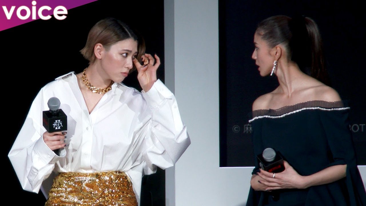 三吉彩花と朝比奈彩がなにやら…舞台転換の光景