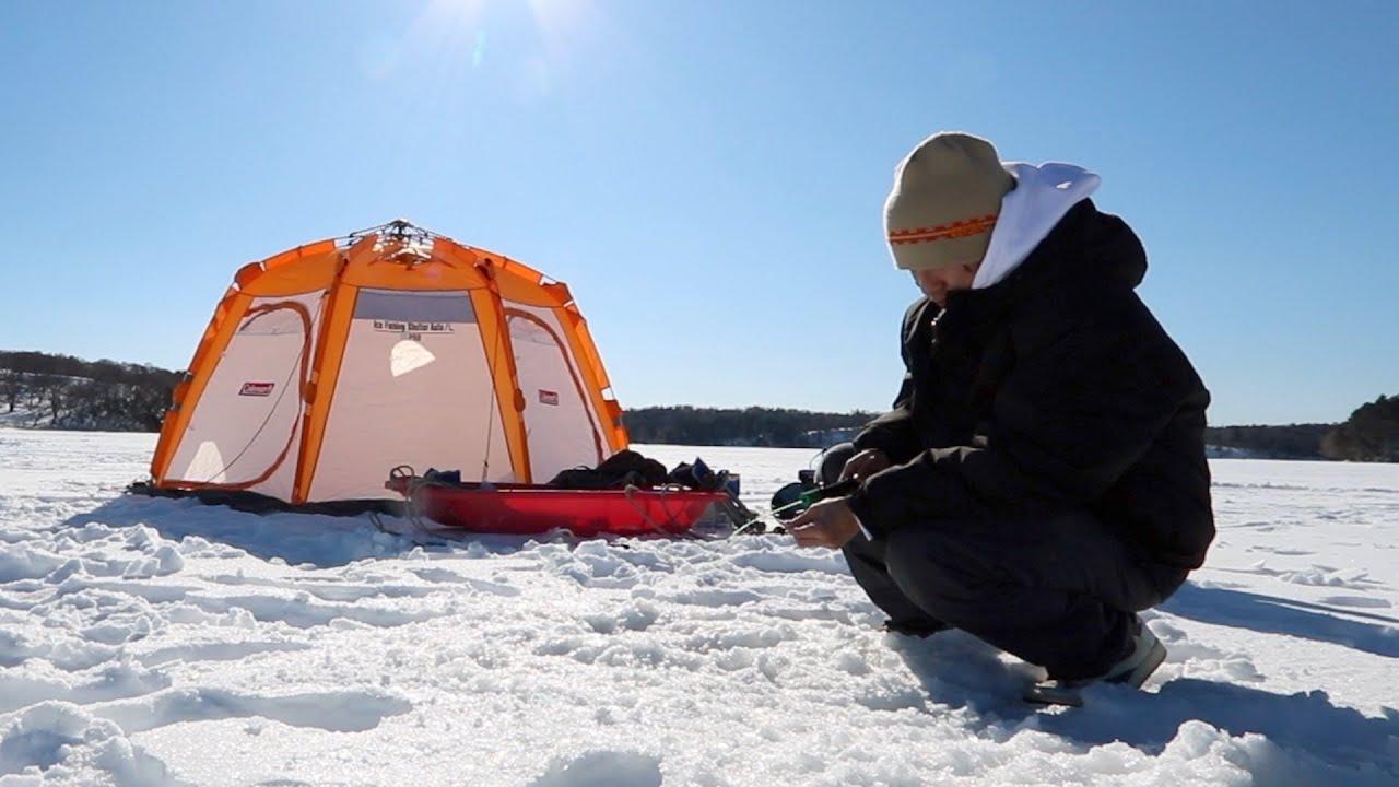 一歩間違えたら危険です。氷一面の湖で釣りをします。