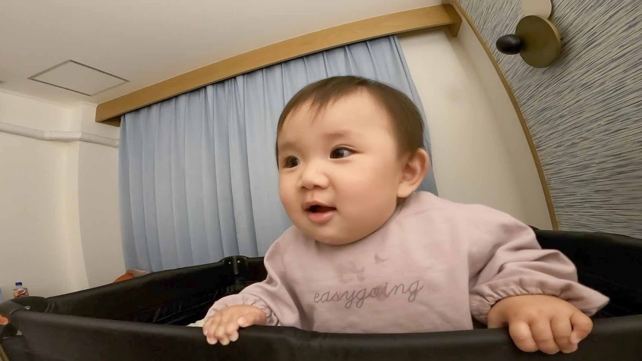 初めてつかまり立ち成功　「出来たっ！」を連呼する赤ちゃん