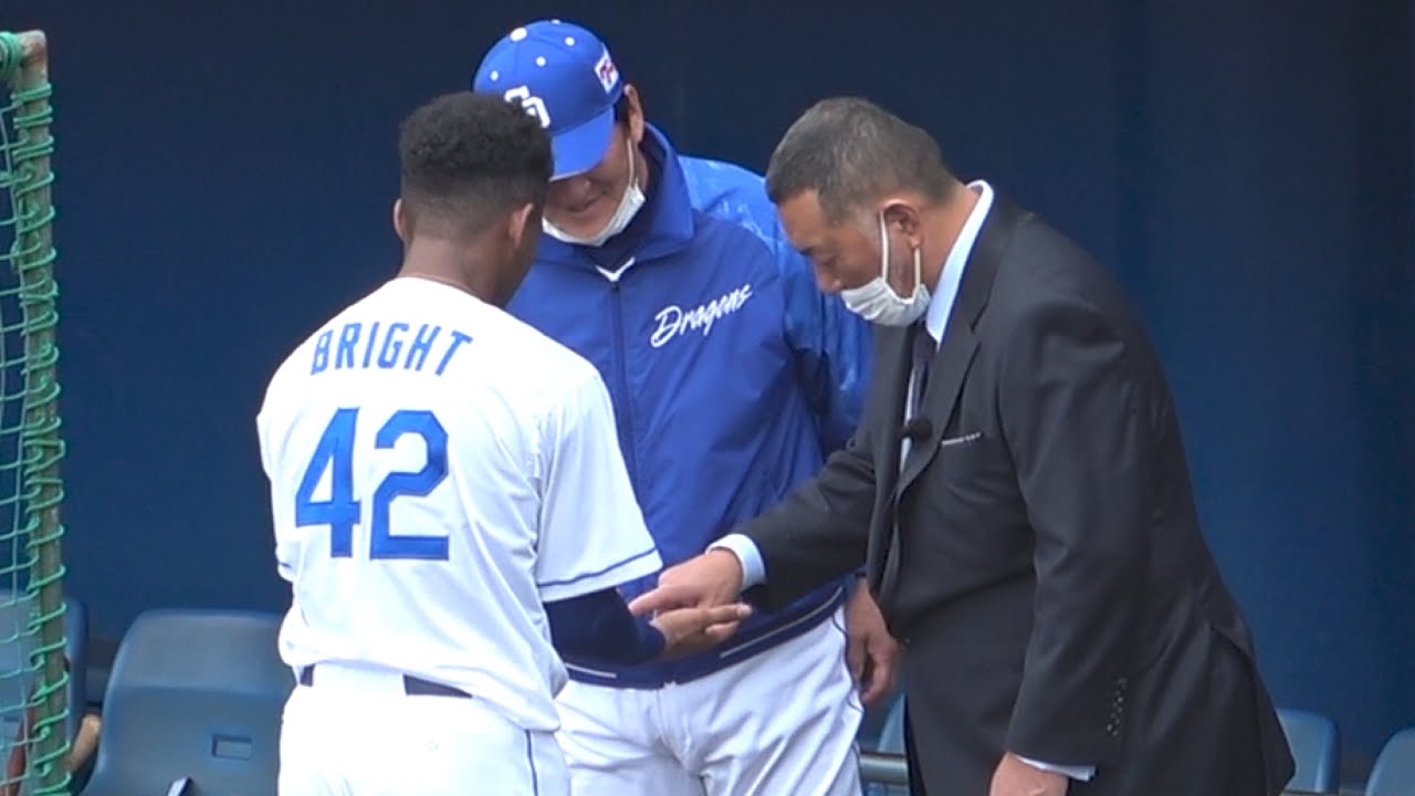 ブライトの手のひらを見て、どんなマメの出来かたをしているか確認する清原さん (2023/02/05)