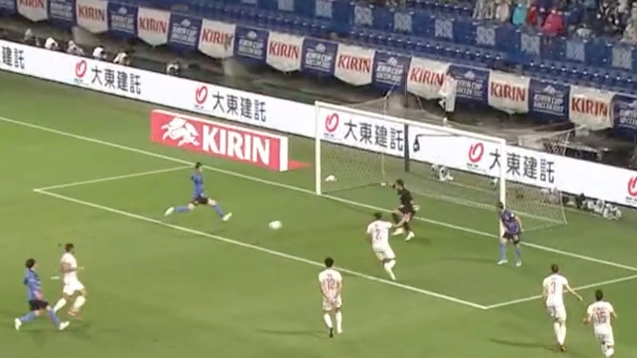 森保監督の前で嘘みたいな空振りする鎌田大地