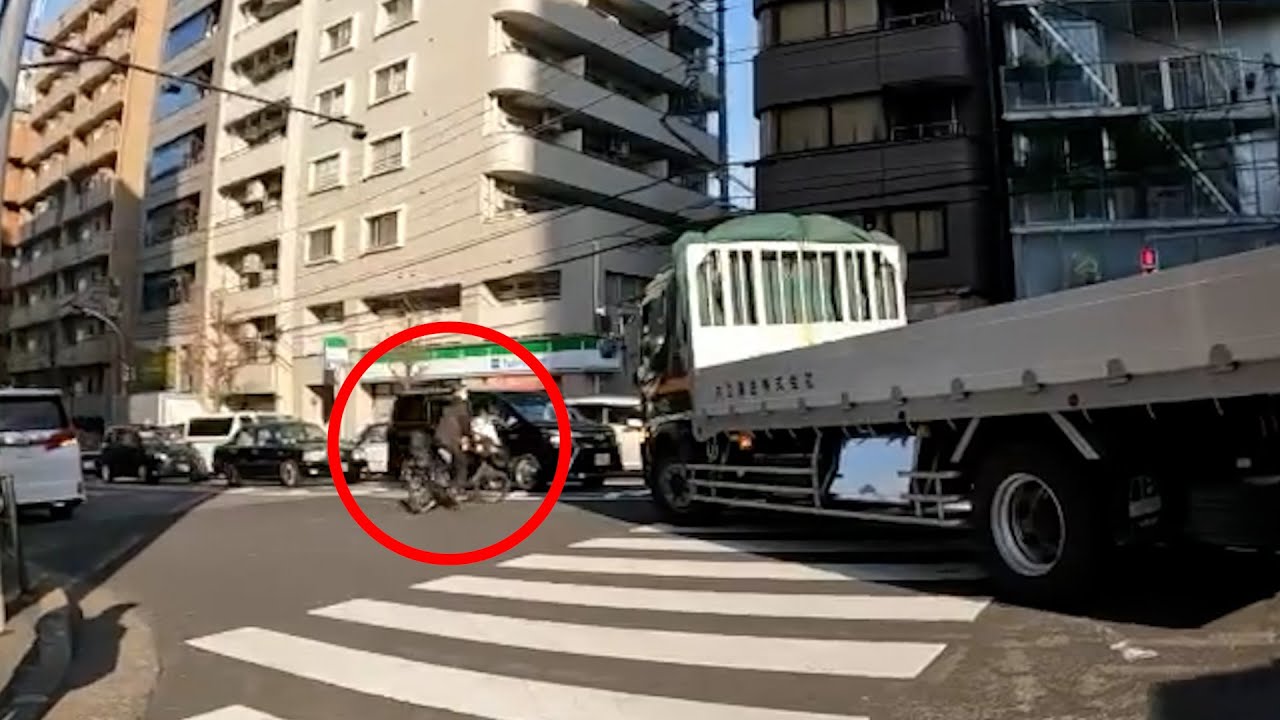 大型トラックの死角から青信号点滅で急ぐママさんが突っ込む！先日、それで悲しい事件があったばかりなのに...