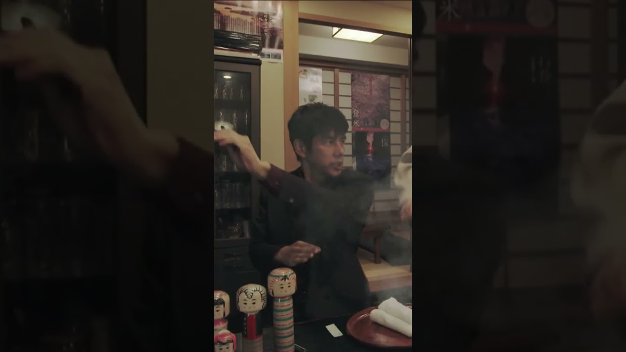 西島秀俊による仮面ライダー BLACK SUNの変身ポーズのセルフパロディ