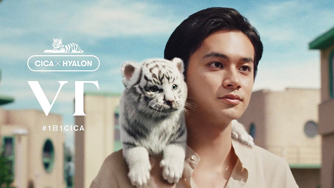 北村匠海、赤ちゃんホワイトタイガーと共演!?　子犬と触れ合う貴重なメーキングも　VT新テレビCM「Village Town – 北村の匠海 -」