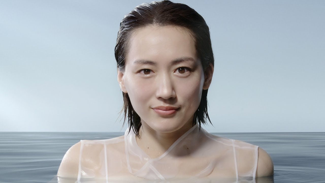 綾瀬はるか、シースルーで美肌チラリ　水の中で潤いたっぷり　「SK-II」新CM＆メーキング