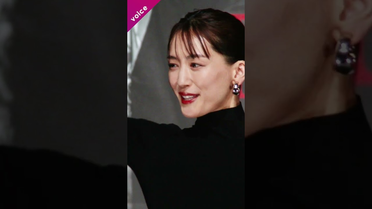 綾瀬はるか、美背中全開ドレスでランウェイ：『リボルバー・リリー』キャストお披露目会見