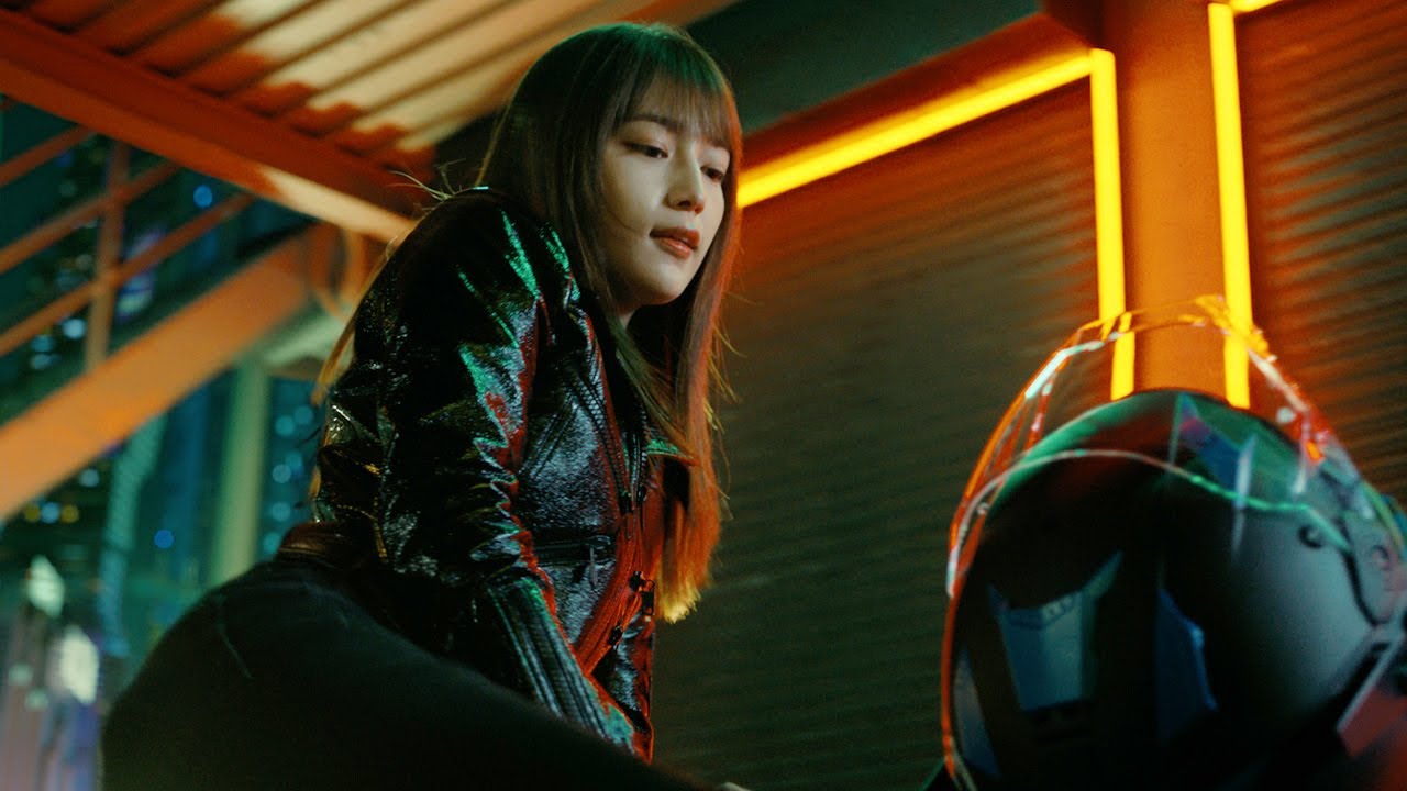 川口春奈、バイクにまたがりミッション挑戦！　本木雅弘とクールなエージェントに　サントリー緑茶 伊右衛門「特茶」新CM