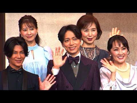 山崎育三郎、「ファインディング・ネバーランド」で「原点に」　製作発表で劇中歌を生披露、子役に抱き付かれて優しい笑顔（ミュージカル／山崎育三郎 濱田めぐみ 武田真治 夢咲ねね 杜けあき）