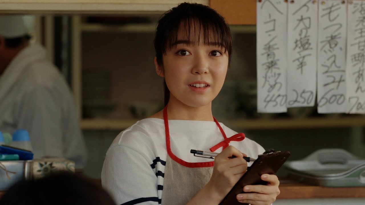 上白石萌音、定食屋の店員に！山崎賢人の優しい一言に笑顔　『サントリー生ビール』新CM