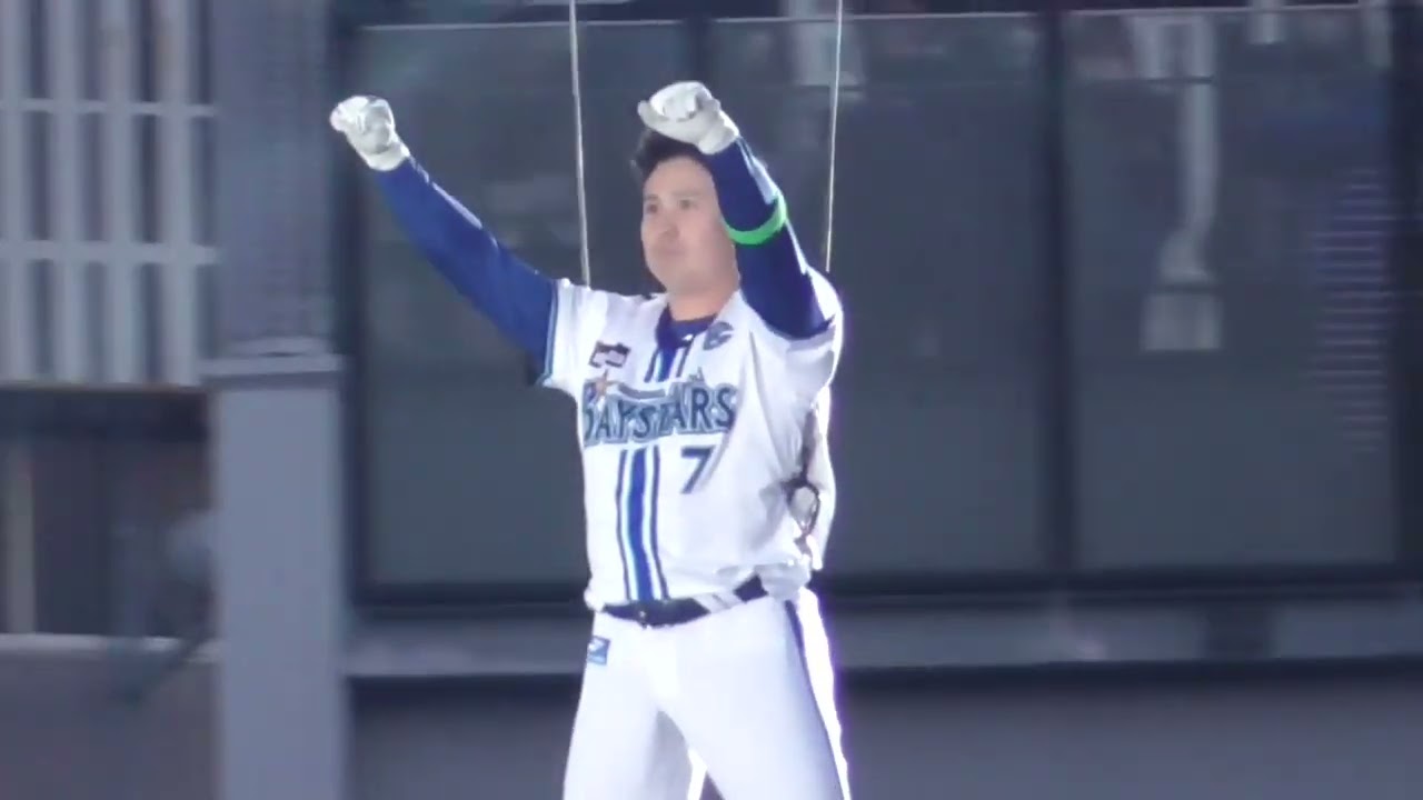 空飛ぶ佐野選手 何かに大爆笑の吉川尚輝と中田翔 坂本勇人