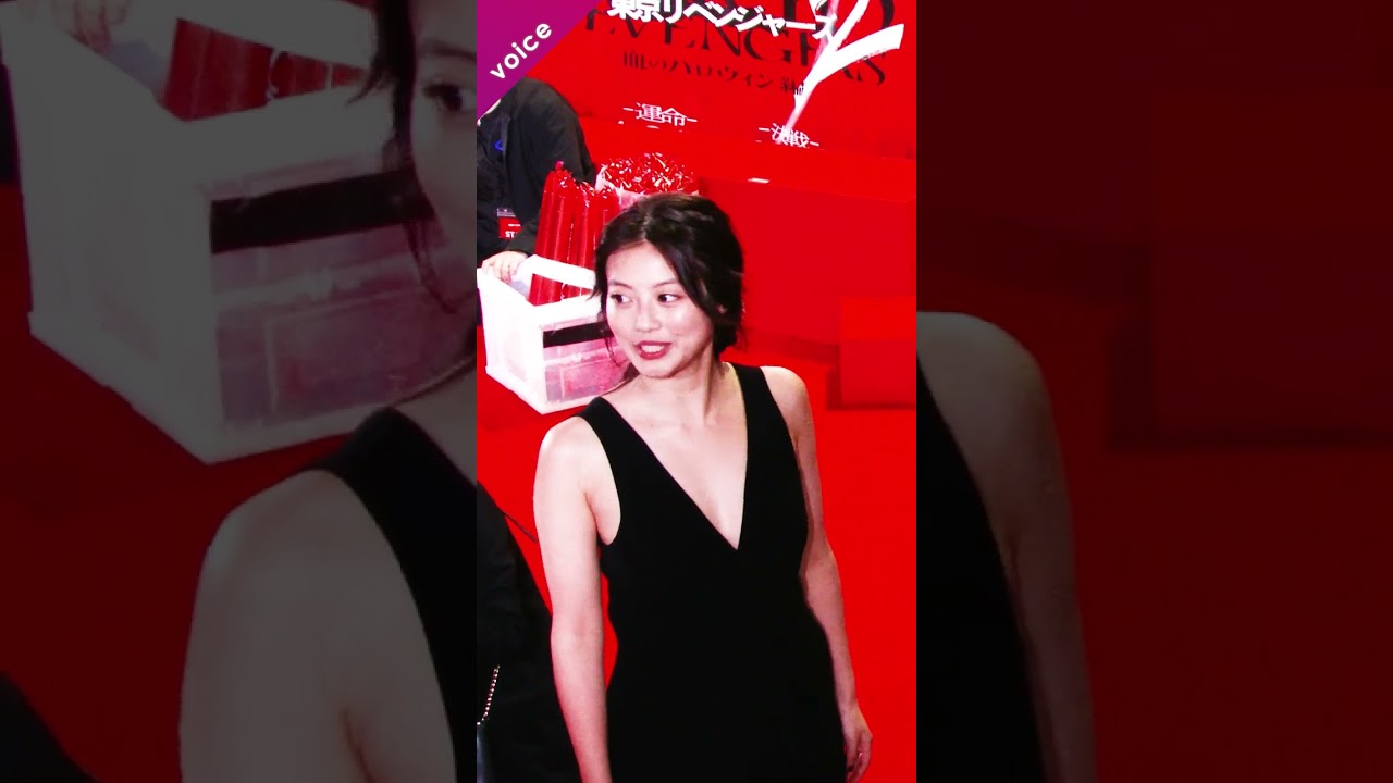 今田美桜、胸元露わ大胆Ｖネックドレス：「東リベ２」プレミアムナイト