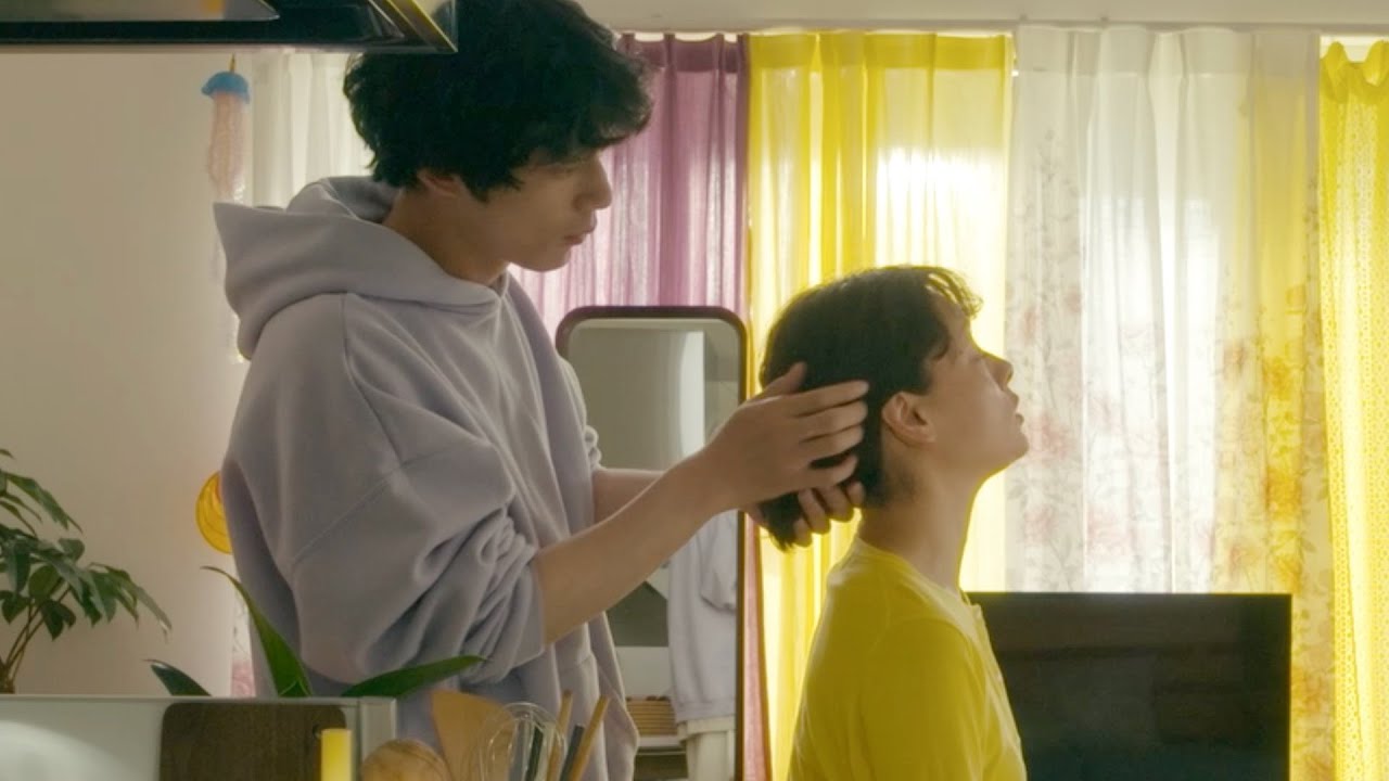坂口健太郎、市川実日子の髪を優しく束ねる理想の恋人／映画『サイド バイ サイド 隣にいる人』本編映像