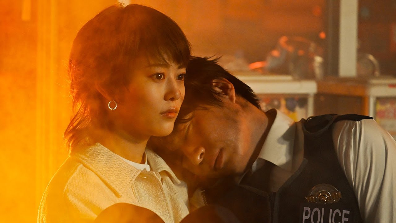 燃え盛る家で高畑充希が田中圭を“逆お姫様抱っこ”&キス！RADWIMPSの主題歌にのせて【ドラマ『unknown』1話より】