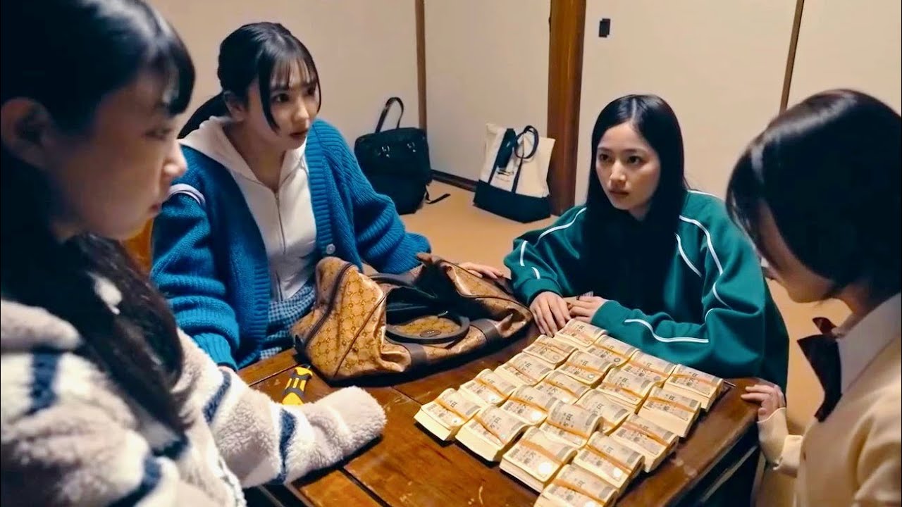 沢口愛華主演、温泉宿に札束が!? 主題歌は群青の世界「ハイライト・トワイライト」／映画『札束と温泉』特報