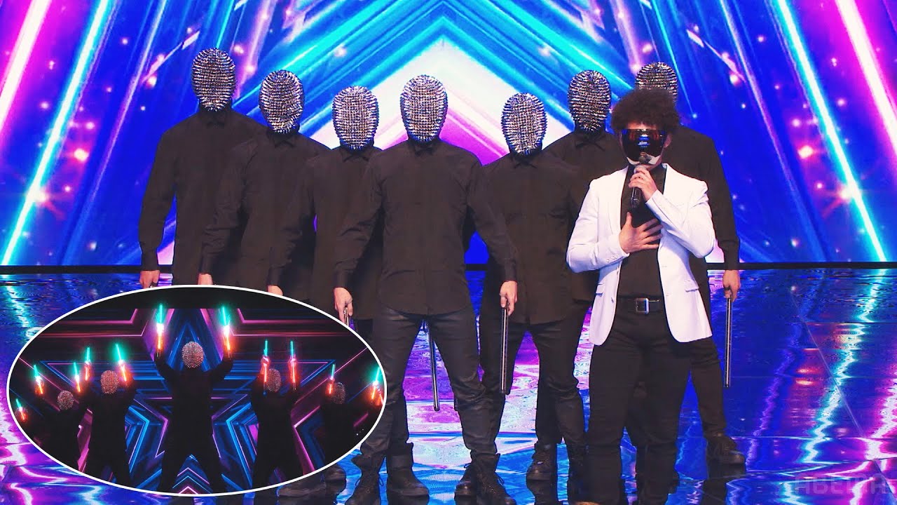 不気味なマスクド・サーカスだったが、暗闇の舞台にライトが点くと...