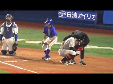 巨人岡本和真選手、左手死球にファン騒然！投手を睨みつけるも苦悶の表情！その後は途中交代に！ここで離脱になったら痛い！巨人vs DeNA