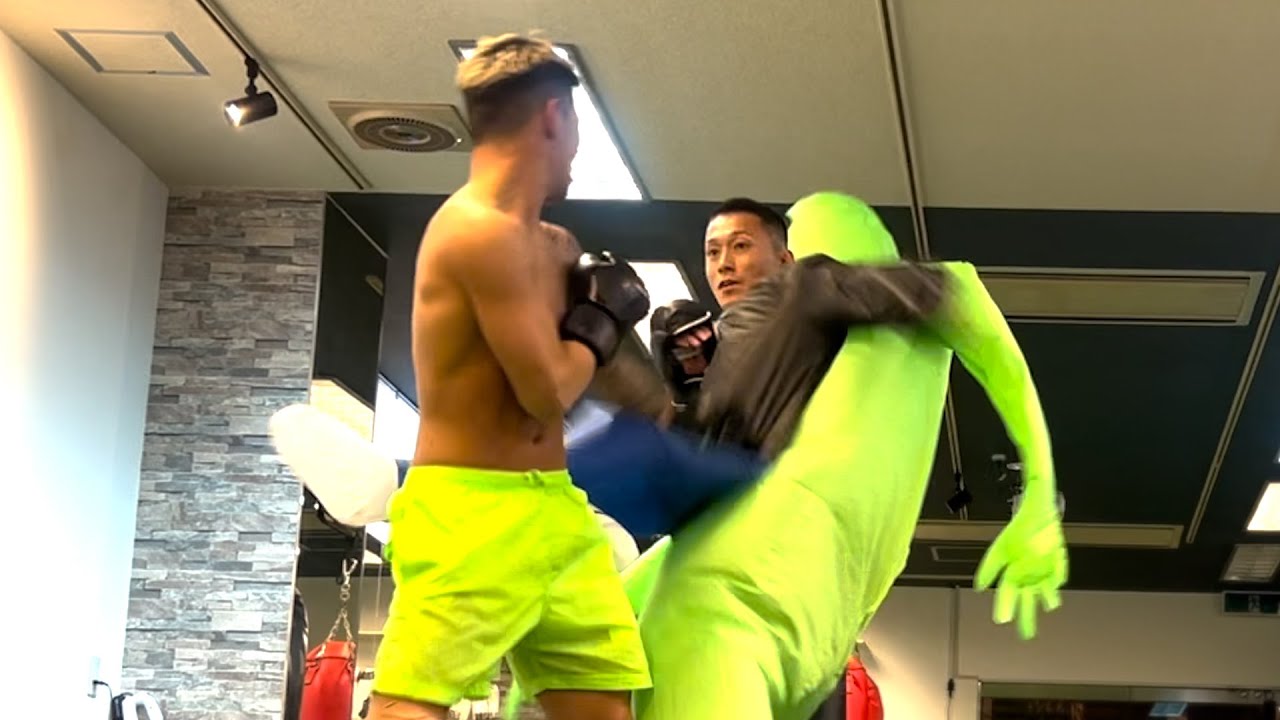 黒石高大さんに無理やりエイリアン着させてスパーリング挑んでみたwww