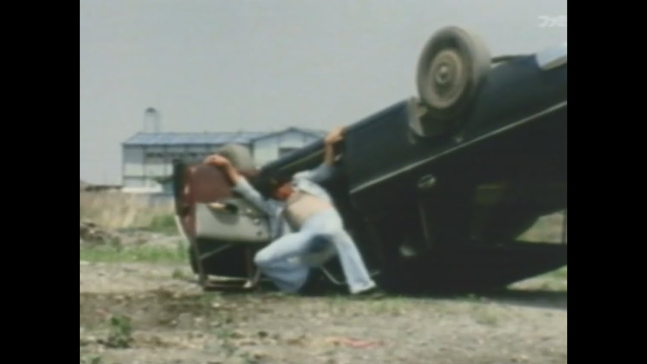 【自動車+エンタメ系】昭和のカーチェイス＋横転シーン映像／2代目前期型トヨペットクラウン4ドアセダン VS 4代目前期型トヨペットコロナ4ドアセダン／昭和TV映像／1974年