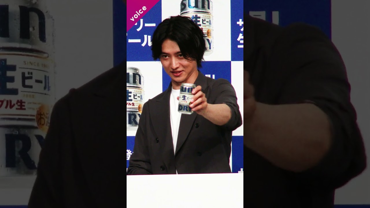 乾杯を続ける山﨑賢人