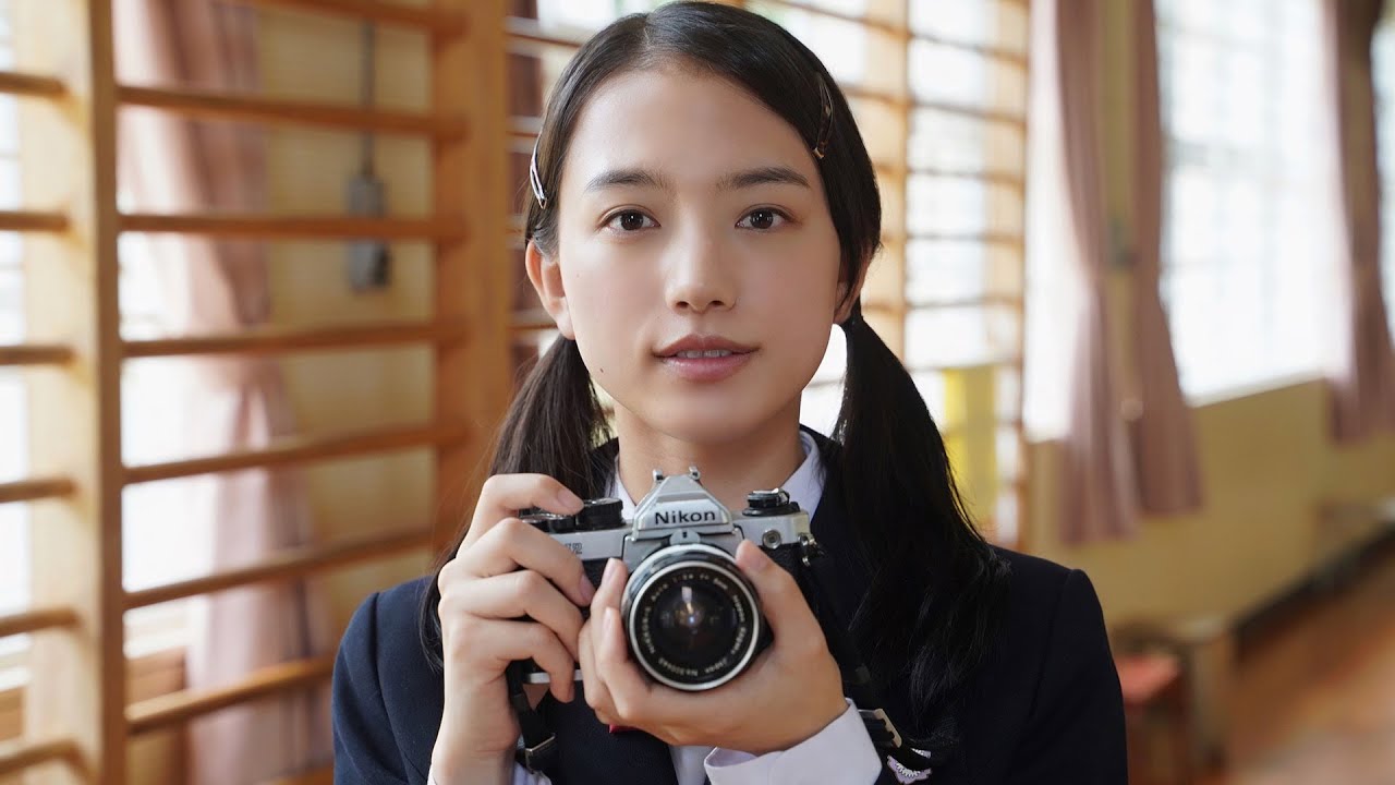 清原果耶のツインテー＆制服姿！岡田将生の卒アル写真も／映画『1秒先の彼』本編映像