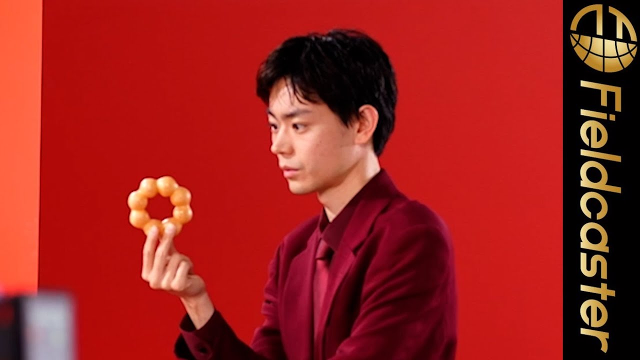 菅田将暉、短髪にワインレッドのセットアップで、クールに魅せる！