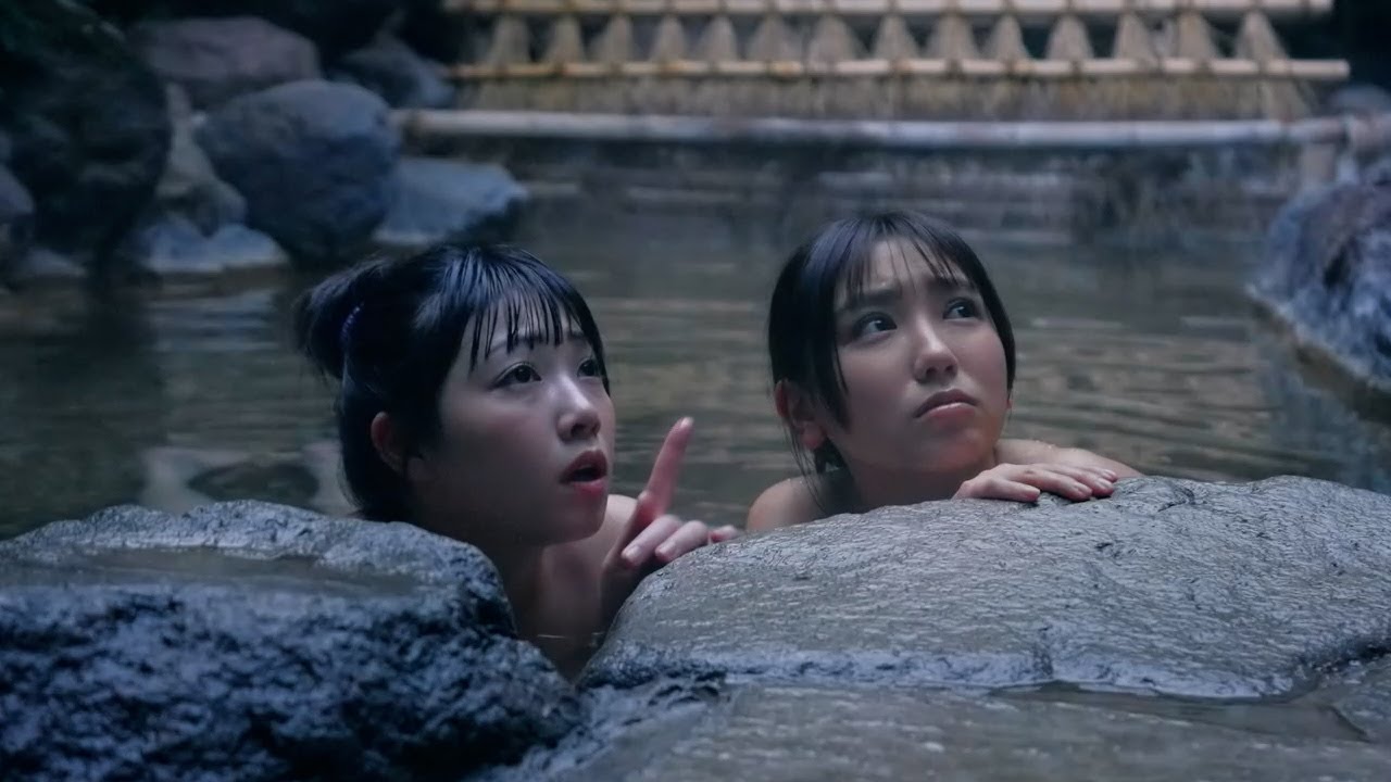 【温泉宿で女子高生たちが……】グラビアアイドルとしても活躍する沢口愛華、小浜桃奈、糸瀬七葉……SNS世代に人気を誇るキャストが集結 / 「人狼ゲーム」シリーズの監督による映画『札束と温泉』予告編