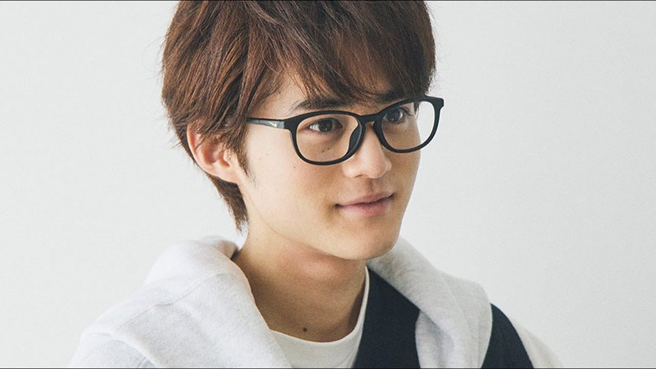 鈴鹿央士、夏のリゾートスタイルとシティスタイル。相棒はナイキ（Nike）のアイウエア！