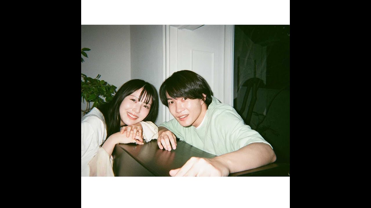 新着- 浜辺美波&神木隆之介、寄り添い方がリアルカップルのよう！洋服で並ぶ姿が新鮮な2ショットにほっこり