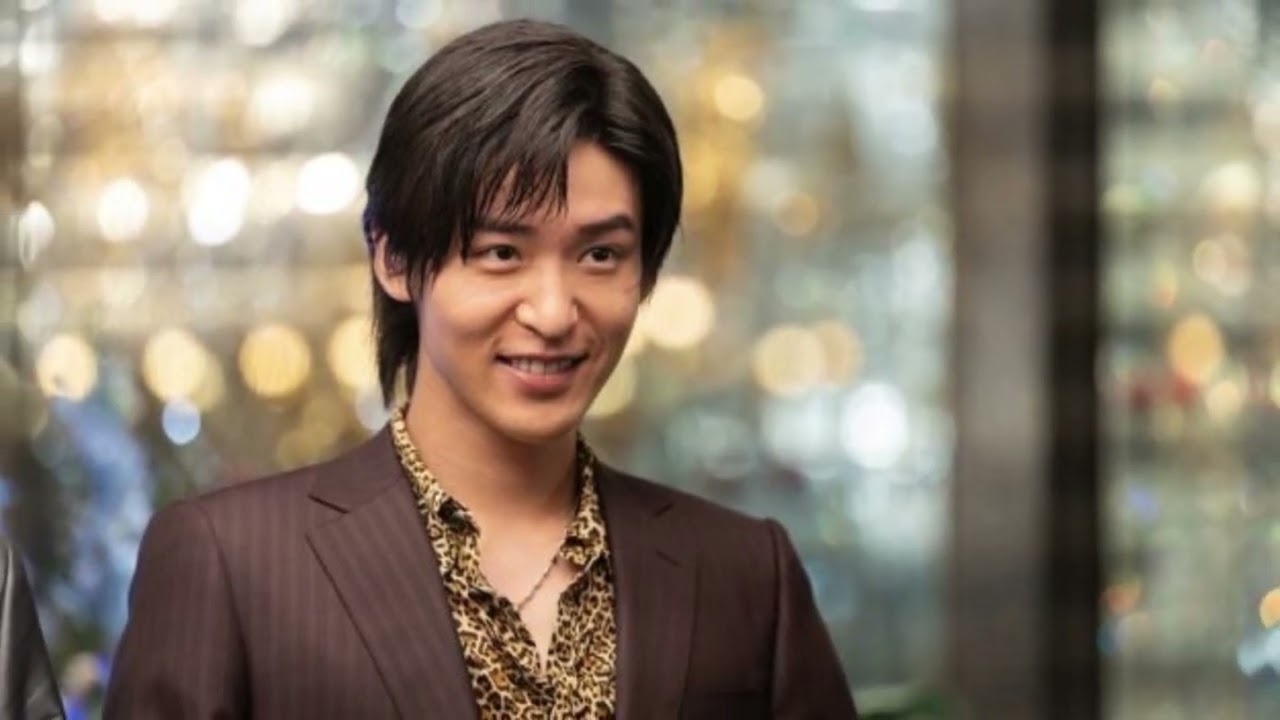 目黒蓮「うまい」と色っぽいささやき声も。めめと乾杯できる『トリリオンゲーム』オフショット公開