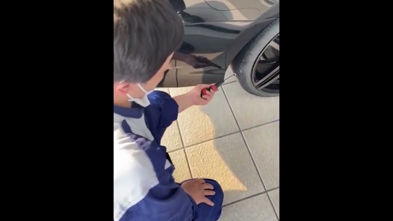 【衝撃】中古車業界大手「ビッグモーター」　工場長が実演する「穴あけ指導」動画