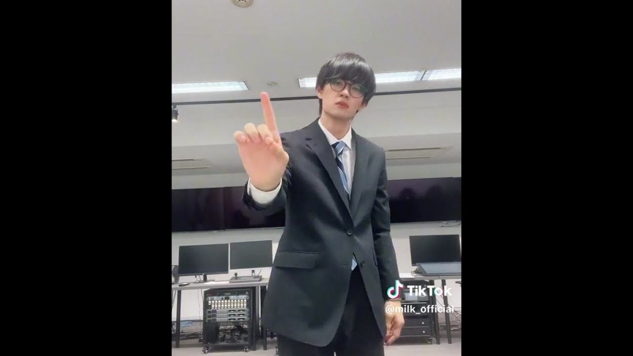 佐野勇斗がスーツ＆ガクの姿でSnow Man「slow…」をダンスカバー！ ファンからはツッコミ殺到！？