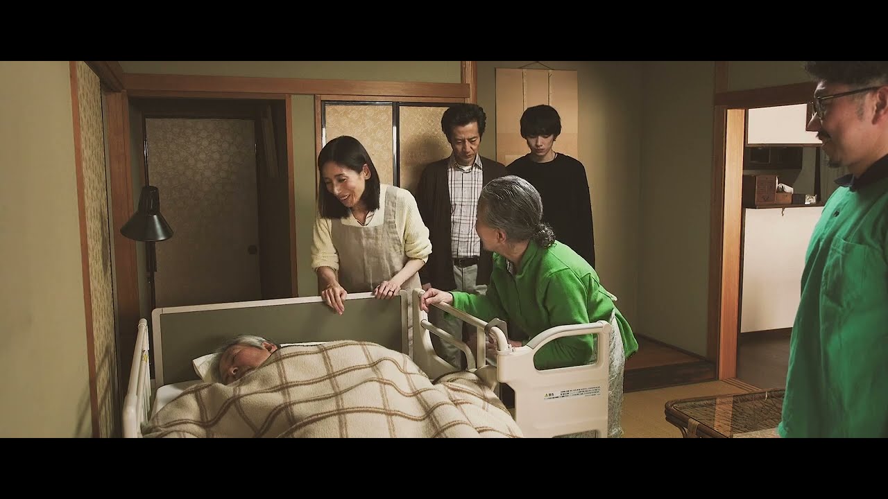 「父親に死んでほしいと思った…」津田寛治が父親の在宅介護に奮闘『自宅でありがとう。さようなら』予告編