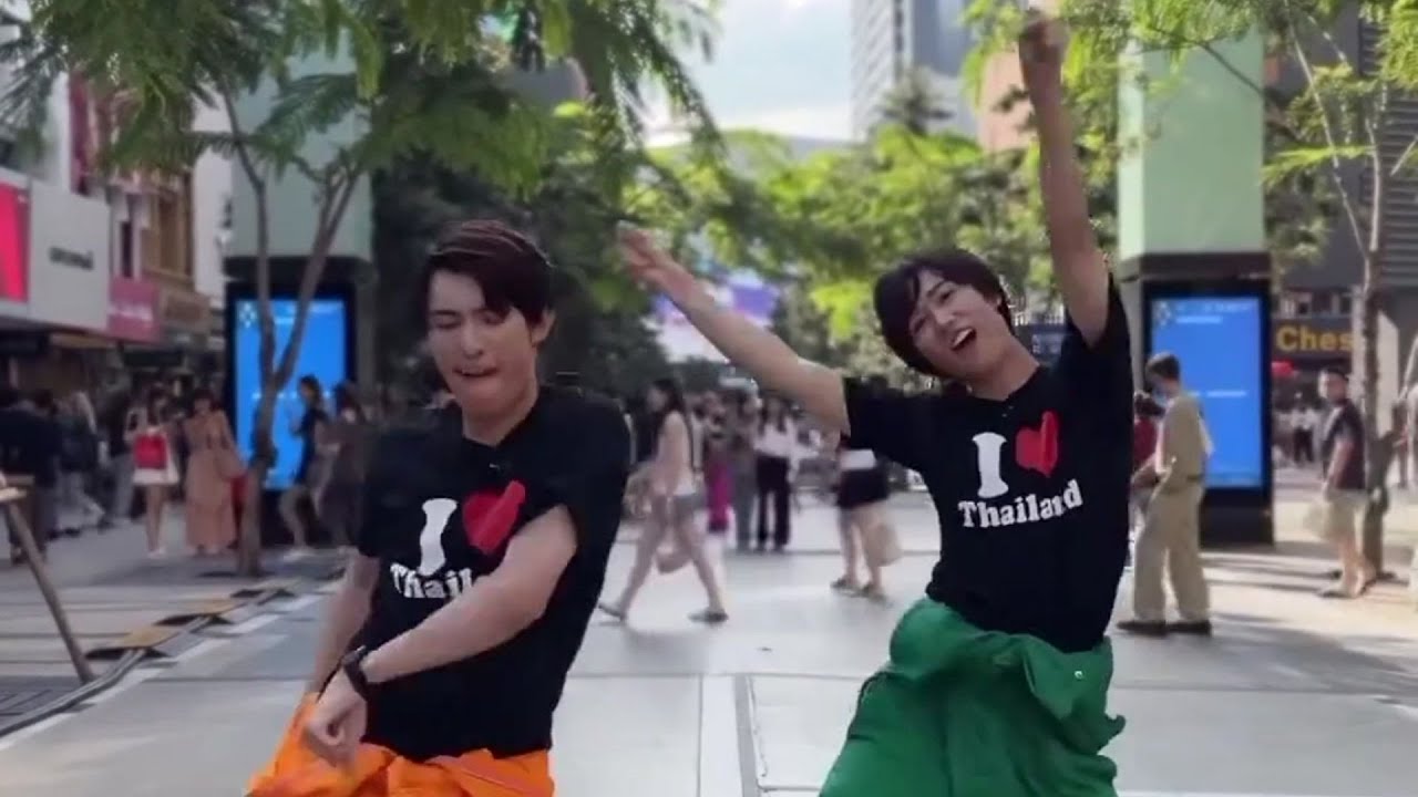 Snow Man・向井康二＆阿部亮平、タイの繁華街でダンス！堂々たるパフォーマンスに世界中がメロメロ