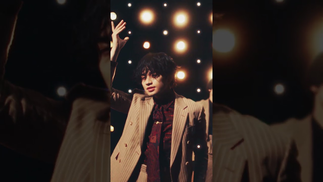 新曲｢ #本音と建前 ｣の #中島健人 フォーカス🪞✨MVのコンセプトは、煌めく照明の中でショーに出演する「表の顔」と、そのステージに立つ前の気だるくもセクシーな表情の「裏の顔」を表現しています🕺🏻