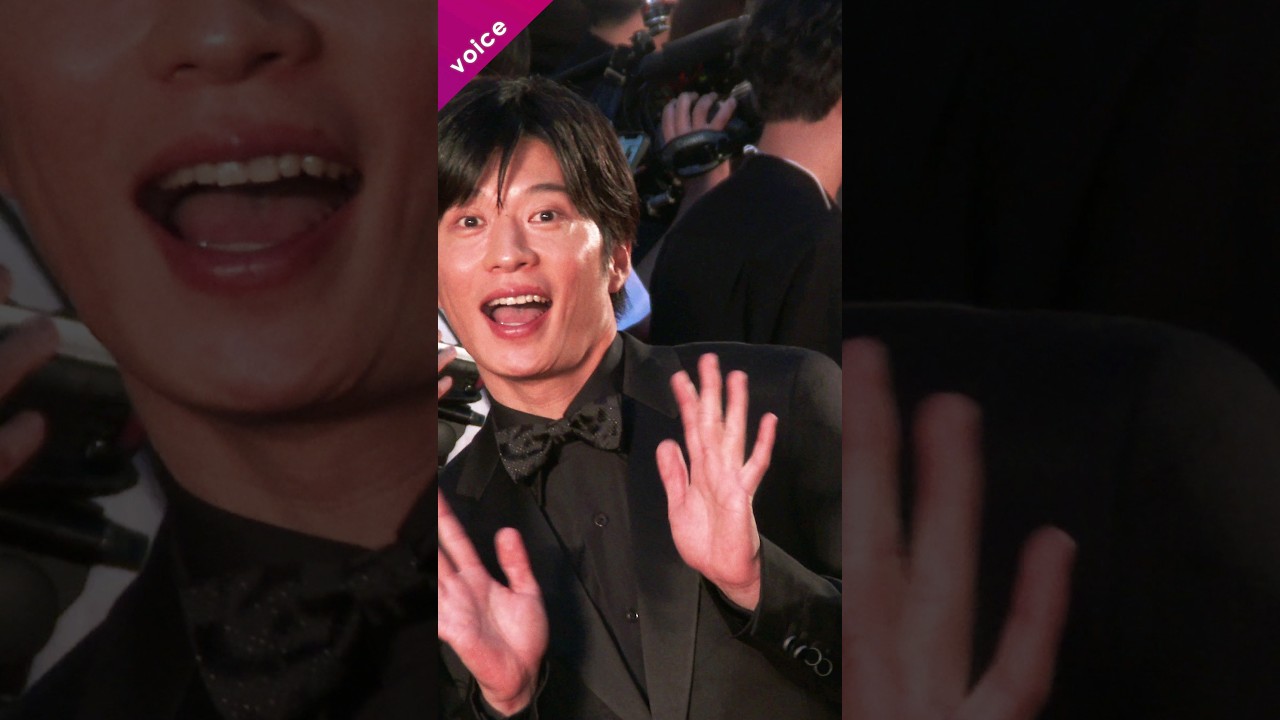 田中圭、ユーモアたっぷり！吉田康弘、柄本佑、前田敦子とのフォトセッションで：第36回東京国際映画祭レッドカーペット