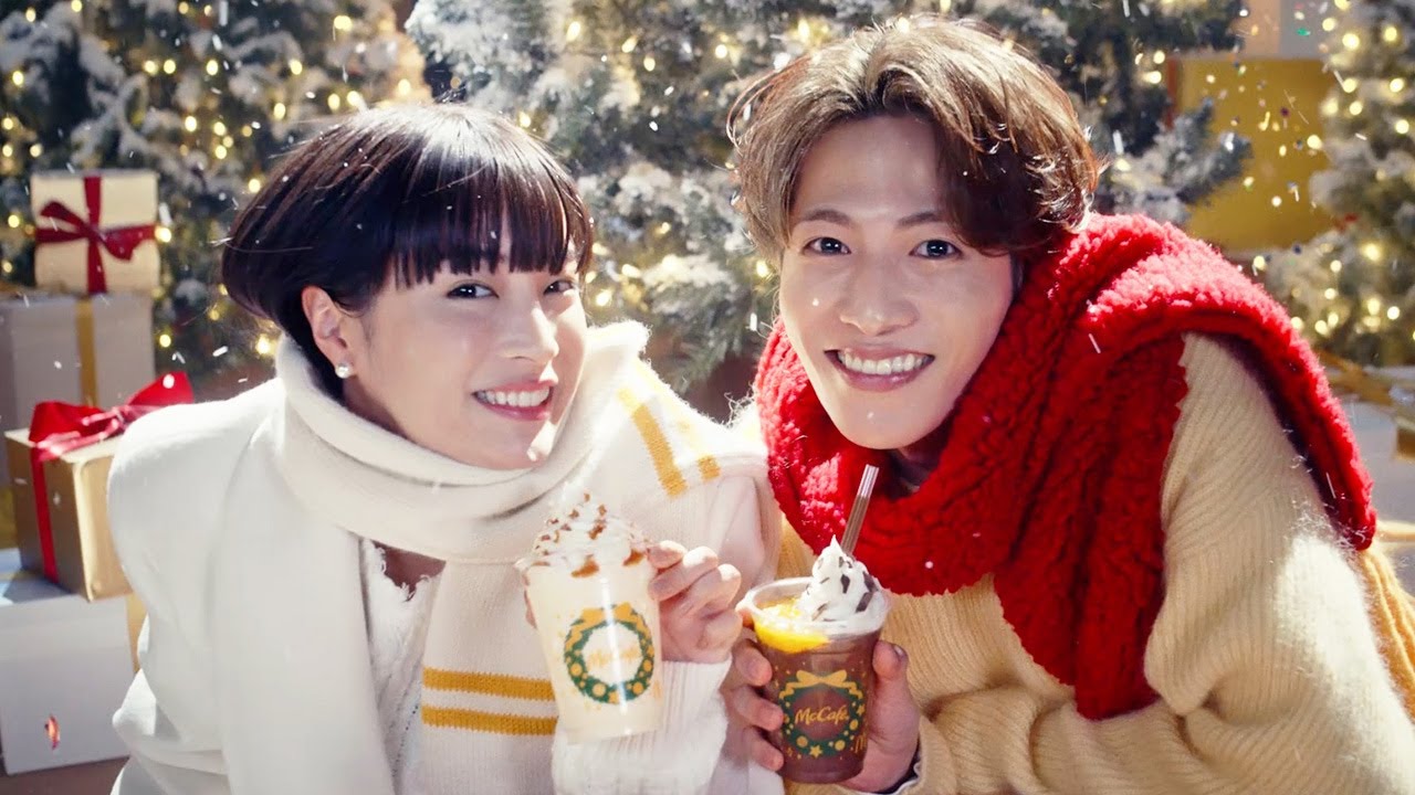 広瀬すず＆志尊淳、お店にクリスマスの魔法をかけていく！　華麗でキュートなダンスも　マクドナル新CM マックカフェ「マックにホリデーフラッペがやってきた」篇