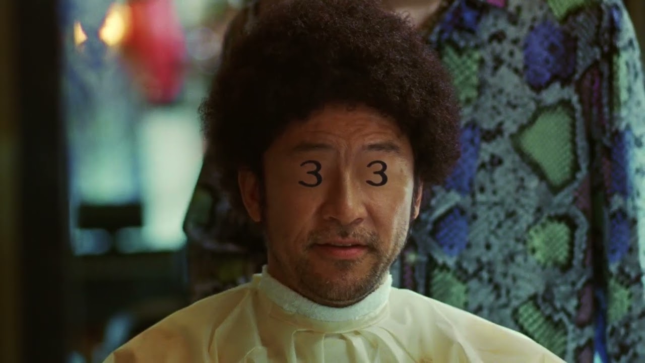 浅野忠信がコミカルなアフロ姿に！OWNDAYS 新TV-CM「バーバー」篇30秒