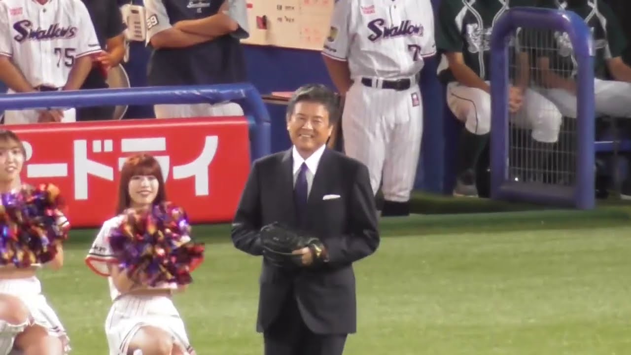 いつまでも若くカッコいい！スーツ姿で始球式をする三浦友和さん！2023年9月14日