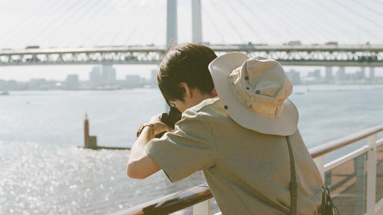 Snow Man深澤辰哉がイタリア上陸！？　探検隊コーデで豪華客船のデッキを歩く『それスノ』オフショット動画公開