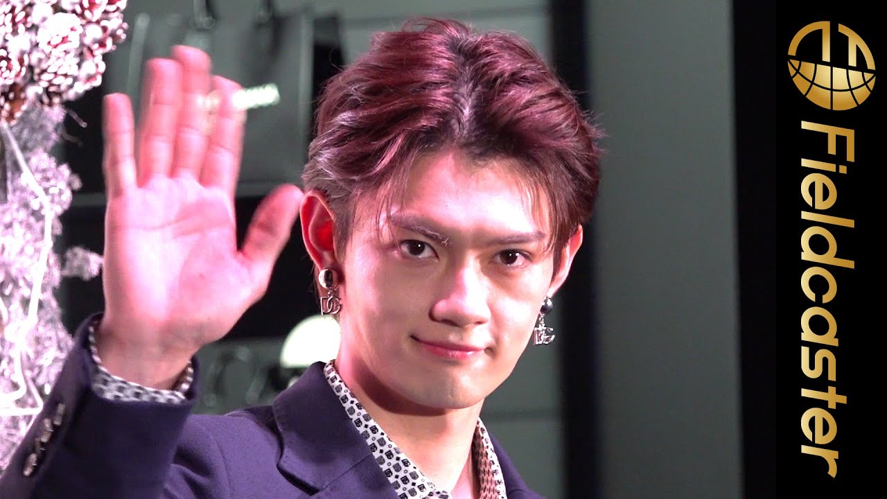 佐野勇⽃、ドルガバイベントにデコ出しヘアで登場！4ｍのツリーは「み！るきーずに見てほしい」
