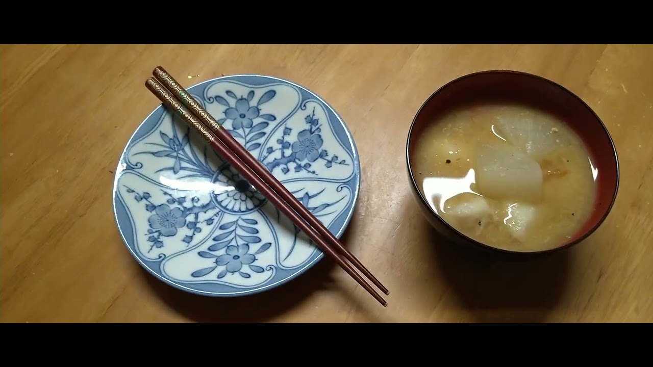 2024年1月1日元旦の朝食は、おせち料理とお雑煮と、お屠蘇、（俳優の佐々木蔵之介さんの実家が蔵元の）お酒で乾杯です。