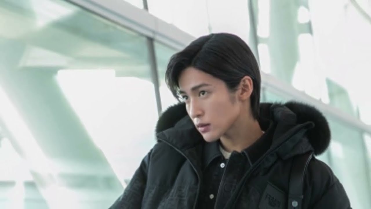 ＜Snow Man目黒蓮＞「フェンディ」コーデで羽田空港に登場　伊ミラノのコレクションに参加