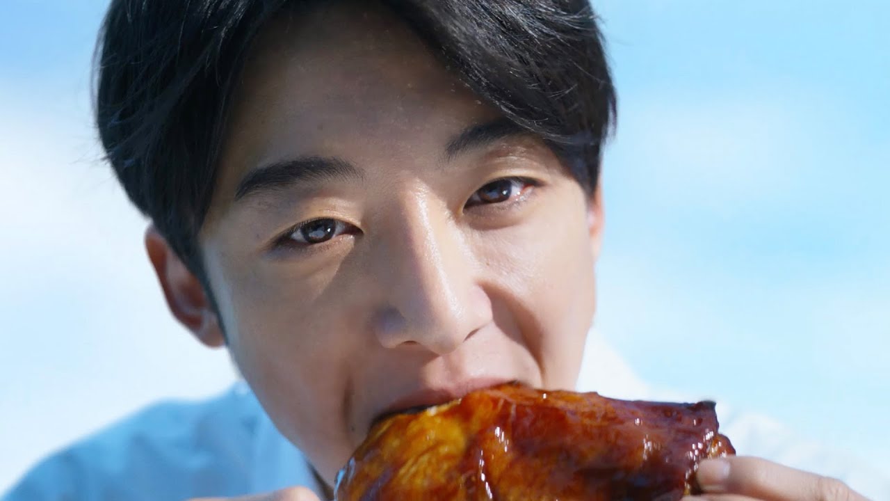高橋一生のチキンを豪快に頬張る“わんぱく”姿に注目！『氷結無糖』新TVCM「氷結無糖 好きだ」篇