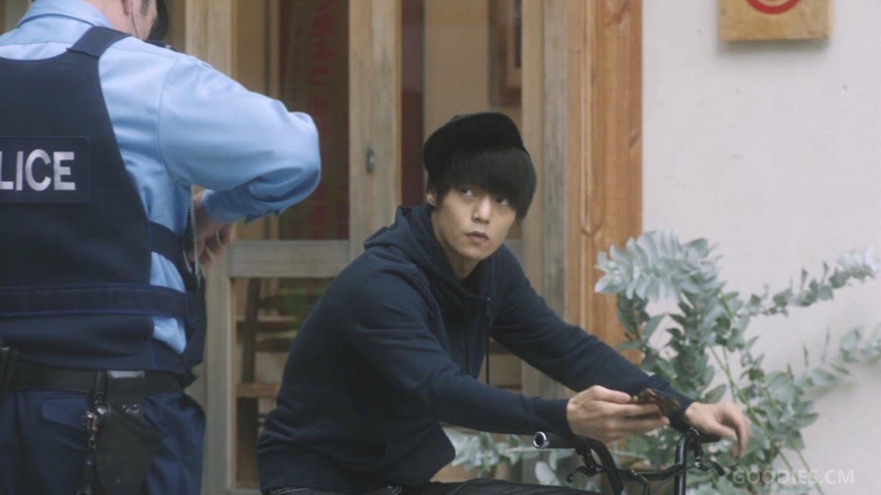 SUNTORY BOSS  宇宙人ジョーンズ ｢おまわりさん｣篇 - Tommy Lee Jones／永瀬正敏／窪田正孝 - ♪吉田拓郎 ｢今日までそして明日から｣（60sec）