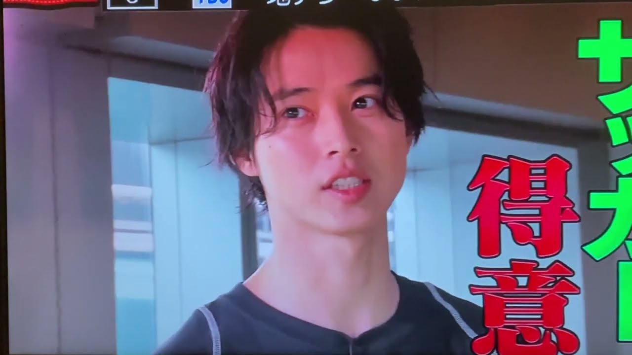 山﨑賢人、得意のサッカーでゴールを狙う