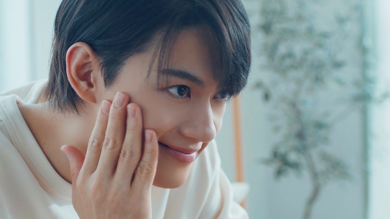 佐野勇斗、スキンケアルーティンに密着　最後に決めポーズも　「アベンヌ」ウェブCM「Shall We Avène？」