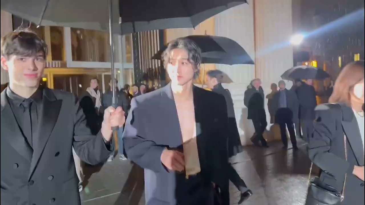 山﨑賢人、雨のパリ差し掛けてもらった傘を受け取ろうとする