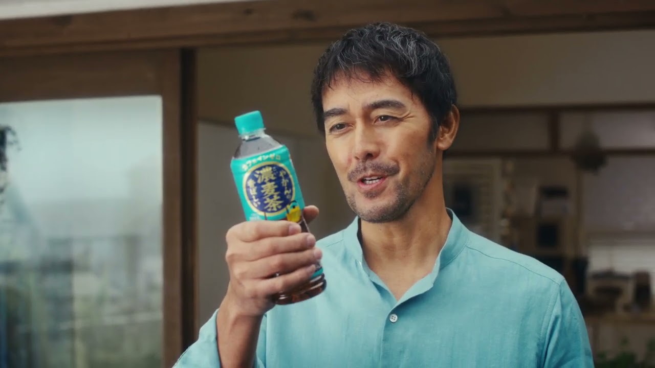 阿部寛出演／コカ・コーラシステム「やかんの濃麦茶 from 爽健美茶」新CM「初めての濃いに夢中」篇 15秒