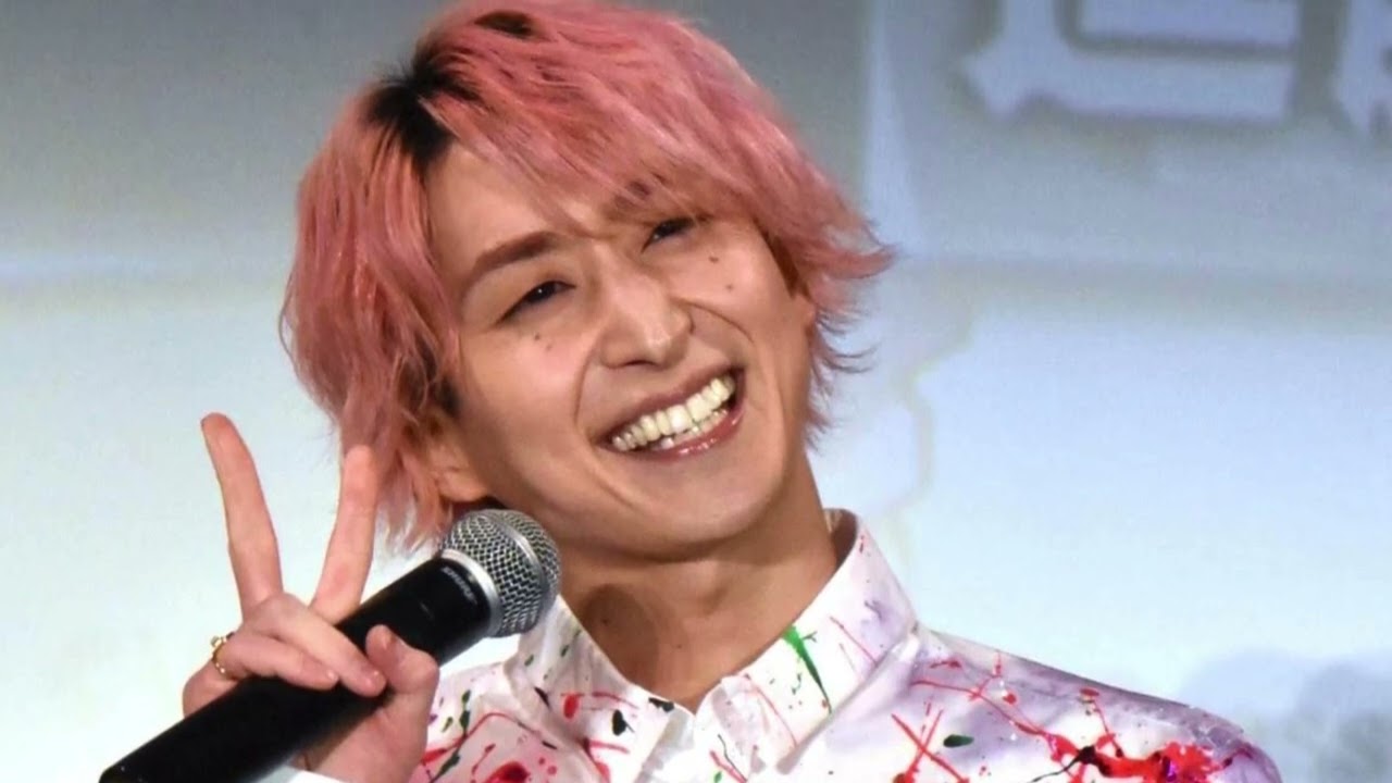 Snow Man佐久間大介が『ラヴィット！』メンバーとの韓国ロケ写真公開！アインシュタイン稲田とのWピンク髪ショットも