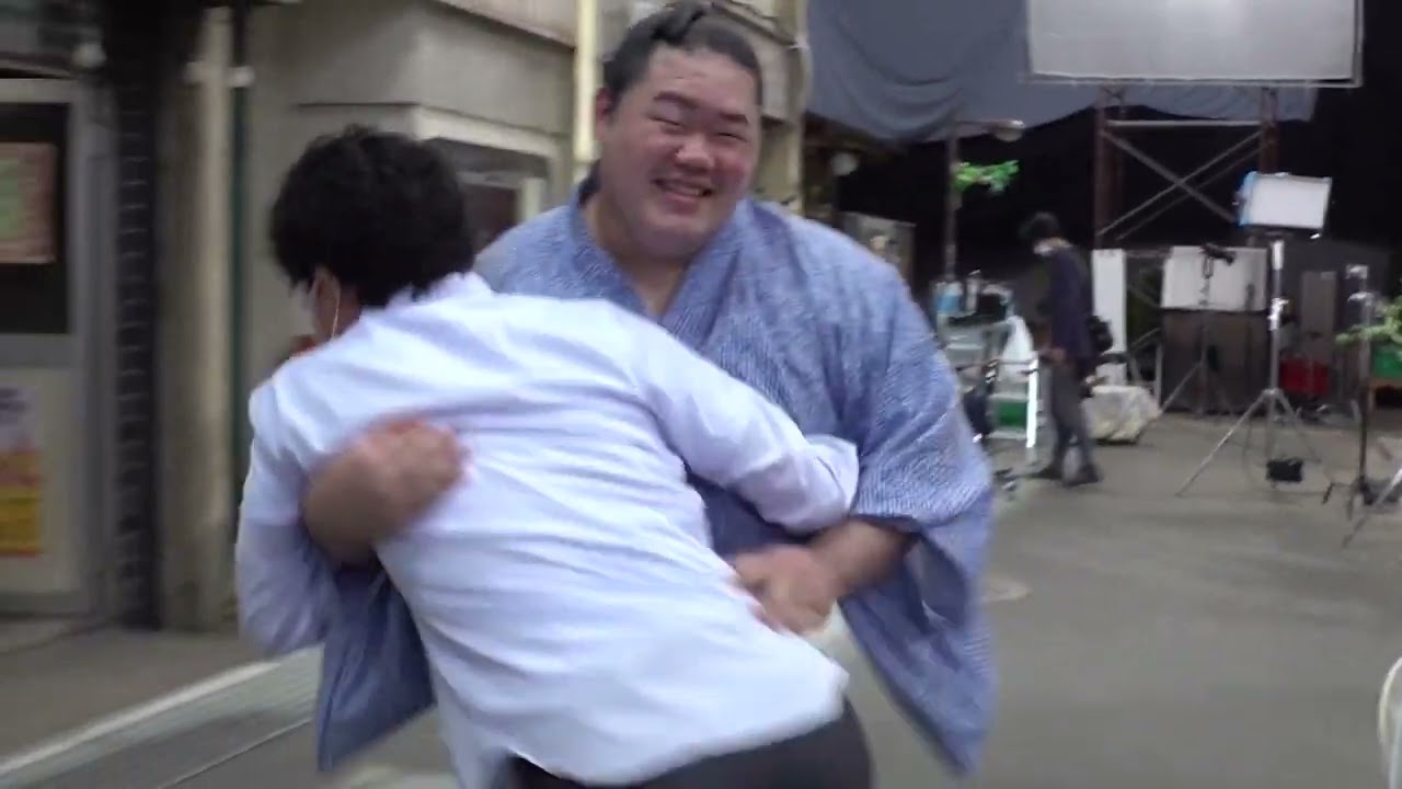 爆笑するクドカン、大泉洋の相撲稽古も？『こんにちは、母さん』メイキング映像